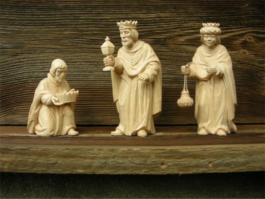 aus lindenholz hangeschnitzte heilige drei könige